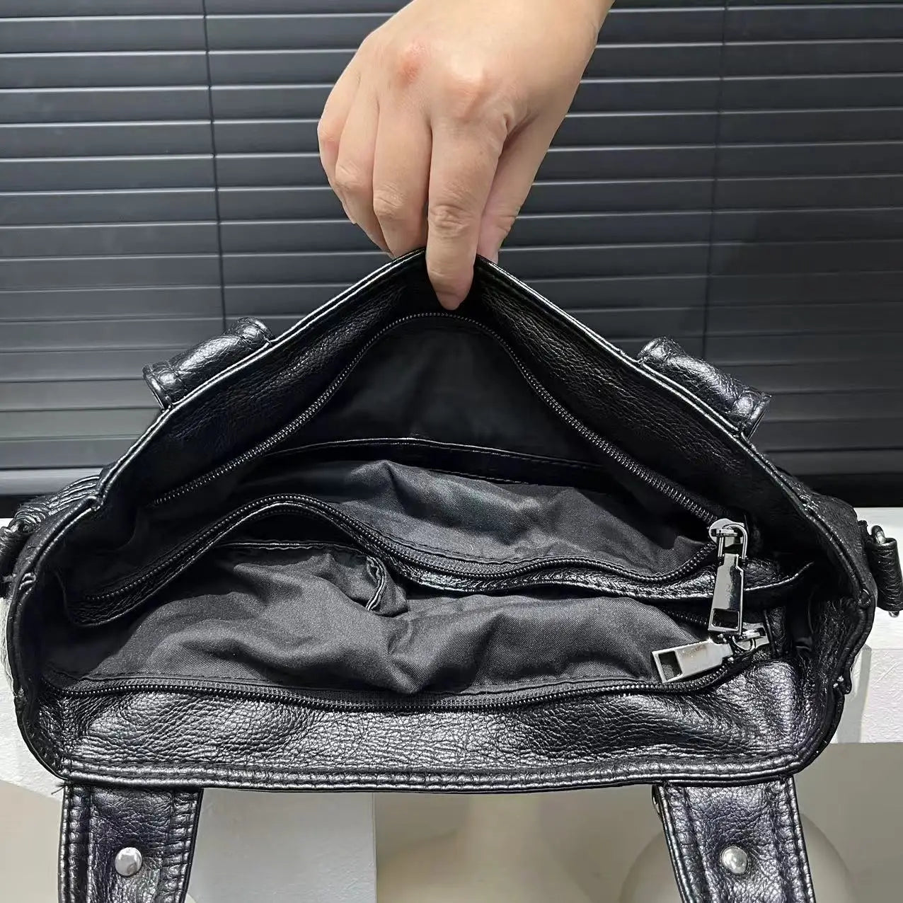 interieur du dos du Sac a Main Pour les Cours noir vintage