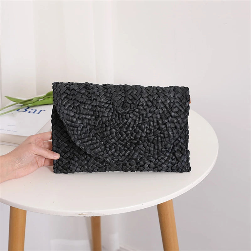 pochette a main noir en paille tresse