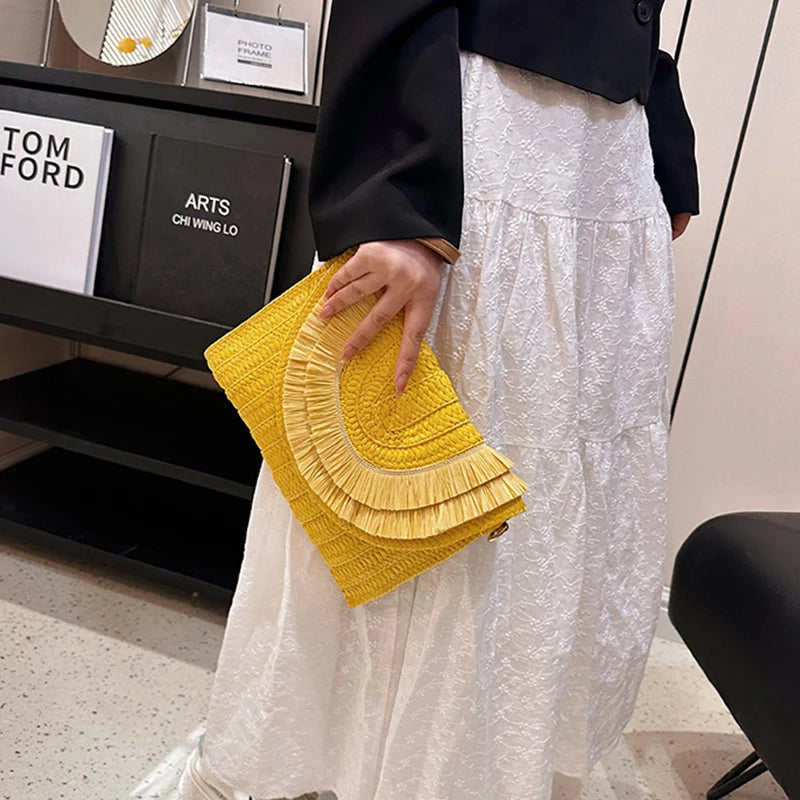 pochette en paille jaune