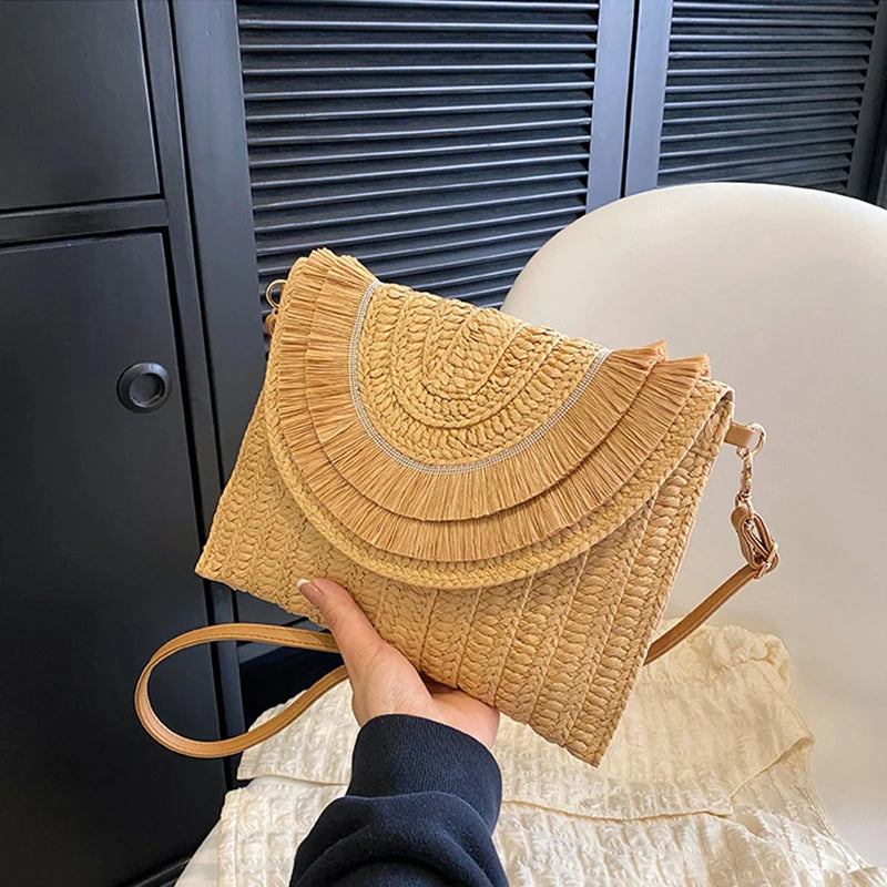 pochette en paille tendance beige