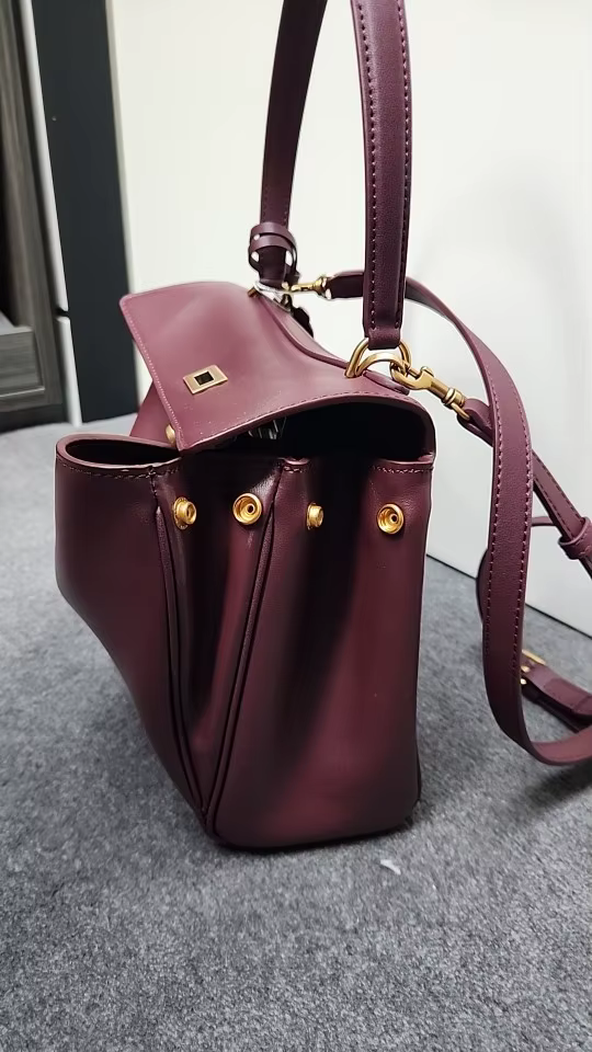 coté du sac cabas en cuir souple