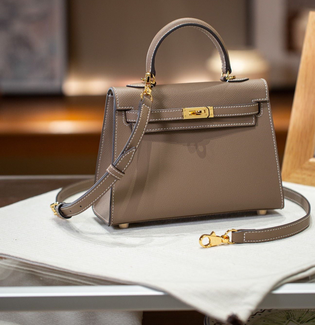 sac a main carre taupe
