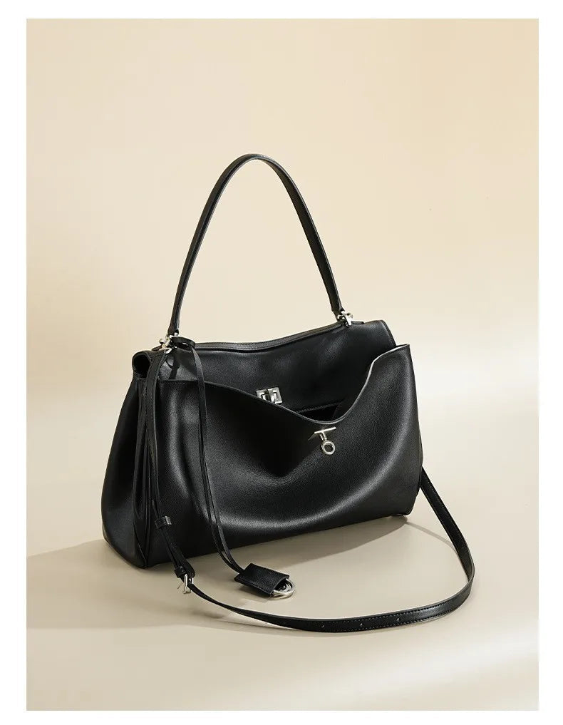 sac a main noir en cuir grand format
