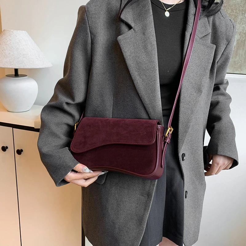 sac bandouliere en daim rouge fonce