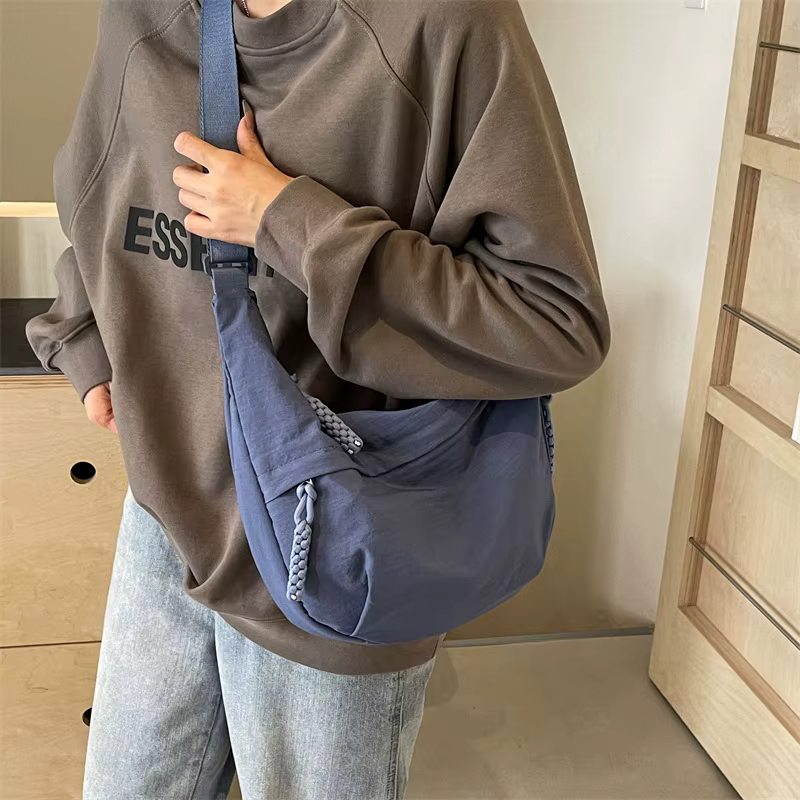 sac banane bleu en tissu porté